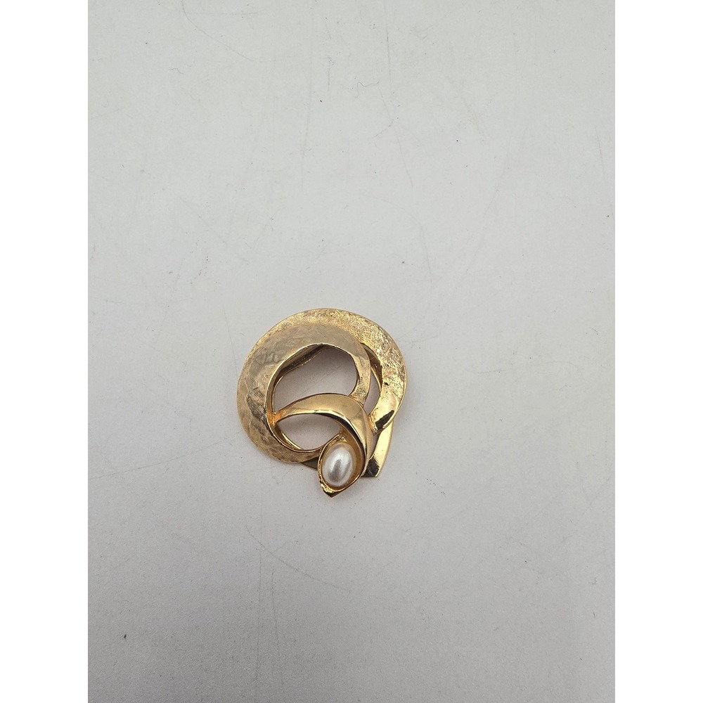 Lieba USA Vintage Gold Tone Swirl Faux‎ Pearl Scarf Clip Accessory